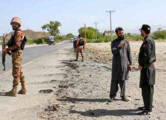 هجوم إرهابي يقتل ثلاثة أطفال واثنين من البالغين على حافلة مدرسية في باكستان