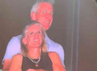 فيديو: كيف كشف حفل Coldplay علاقة العلاقة الحميمة لرئيس شركة الفلكيين coldplay