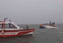 صبي ينجو من غرق قارب سياحي في فيتنام وفاة العشرات عن طريق اللجوء في جيب هوائي