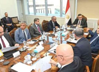 تقييم تقدم مشروعات حياة كريمة في اجتماع لوزير الإسكان