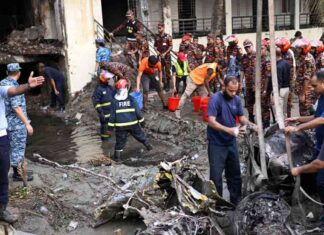 طلاب مكلومون يطالبون بالإجابات بعد تحويل حادث تحطم الطائرة مدرسة بنجلاديش إلى فخ مميت