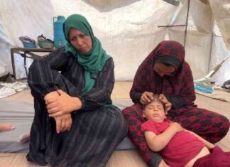 قلق الأطفال على حياة والدتهم الفلسطينية أثناء توجهها للحصول على الطعام