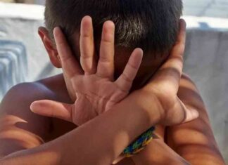 كشف الداخلية عن تفاصيل العثور على طفل معذب على الطريق