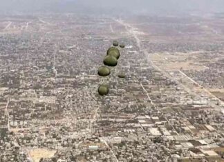 10 صور مؤثرة للإسقاط الجوي لمساعدات مصر على غزة 10