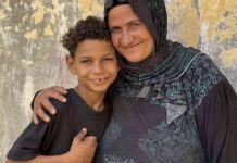 طفل بعقل AI يحارب الفقر بمسح زجاج السيارات a