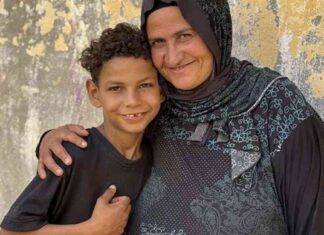 طفل بعقل AI يحارب الفقر بمسح زجاج السيارات a