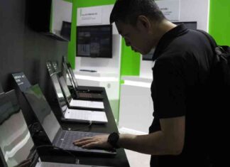 ترامب يخفف من القيود على رقاقة AI الرئيسية للصين. بكين لا تقول شكراً a