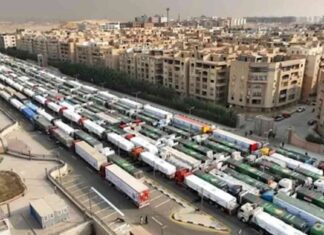 تحرك شاحنات المساعدات الإنسانية إلى معبر كرم أبو سالم