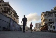 اسرائيل تعلن مدينة غزة منطقة قتالية خطرة بينما تستعيد جثامين رهائنين