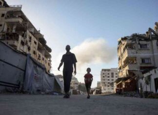 اسرائيل تعلن مدينة غزة منطقة قتالية خطرة بينما تستعيد جثامين رهائنين