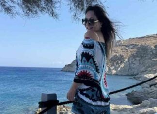 ليلى علوي تتألق بفستان أنيق في اليونان