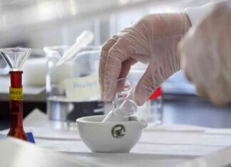 تداول الأدوية المزيفة: تهديد صحي عالمي وتفاقمه مع التجارة الإلكترونية