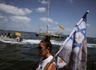 عائلات الرهائن تبحر نحو غزة تطالب إسرائيل بإنهاء الحرب