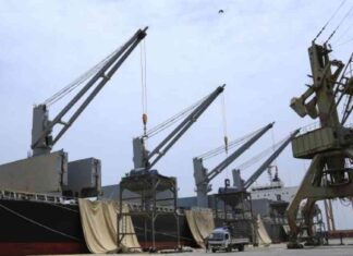 ضبط رافعات حاويات متجهة للحوثيين