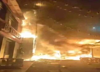 لقطات مرعبة: لحظة اشتعال النيران في محلات بألسنة لهب ودخان كثيف