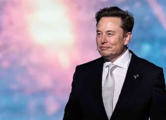 إيلون ماسك يهدد بمقاضاة آبل بسبب تصنيف متجر التطبيقات لتطبيق الذكاء الاصطناعي الخاص به