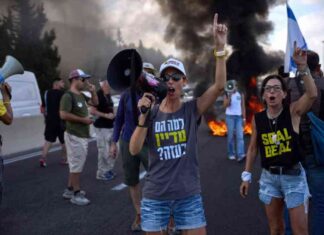 المحتجون في إسرائيل يطالبون بصفقة لتبادل السجناء في إحدى أكبر التظاهرات منذ بدء الصراع في غزة – مصر المستقلة