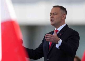 استنكار واسع للراية الفاضحة التي عرضها مشجعو مكابي حيفا من المسؤولين البولنديين – مصر إندبندنت