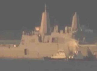 حريق هائل يشتعل في سفينة عسكرية أمريكية قبالة سواحل اليابان