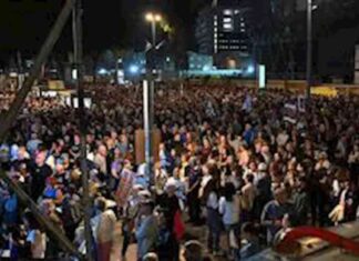 تظاهرات في تل أبيب للمطالبة بإطلاق الأسرى: طرق مغلقة