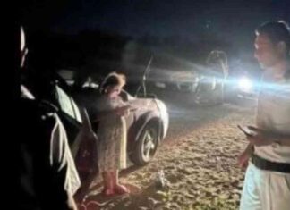 مشهد إنساني مؤثر: شرطة تنقذ أسرة وترافقها إلى الأمان