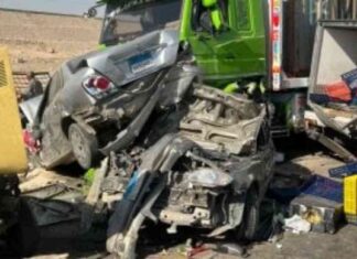 حادث تصادم سيارة نقل و4 مركبات بالطريق الأوسطى: مصرع شخصين وإصابة 8 آخرين – صور 4-8