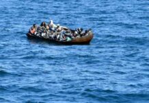 41 مهاجراً عالقون على سفينة إنقاذ: ضغوط لإنزالهم في تونس 41