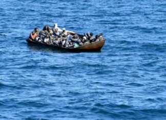 41 مهاجراً عالقون على سفينة إنقاذ: ضغوط لإنزالهم في تونس 41