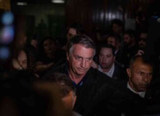 محاكمة بولسونارو في البرازيل: الإقامة الجبرية، تهم الانقلاب، والضغط الأمريكي مفسرة