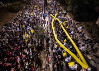 تظاهرون يتجهون نحو منزل نتنياهو للمطالبة بصفقة تبادل أسرى