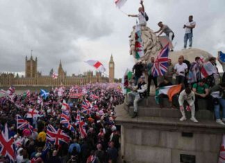 احتجاجات معادية للهجرة من اليمين المتطرف في لندن تؤدي إلى اشتباكات مع الشرطة