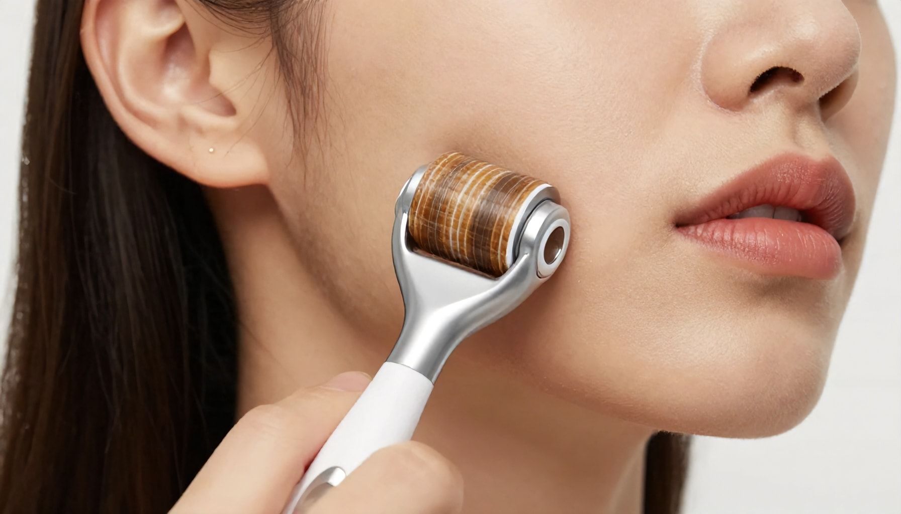 كيف يعمل ديرما رولر على تحسين توتر الجلد؟*