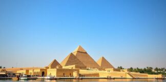 كairo: مدينة الأهرام والماء Cairo: The City of Pyramids and Water